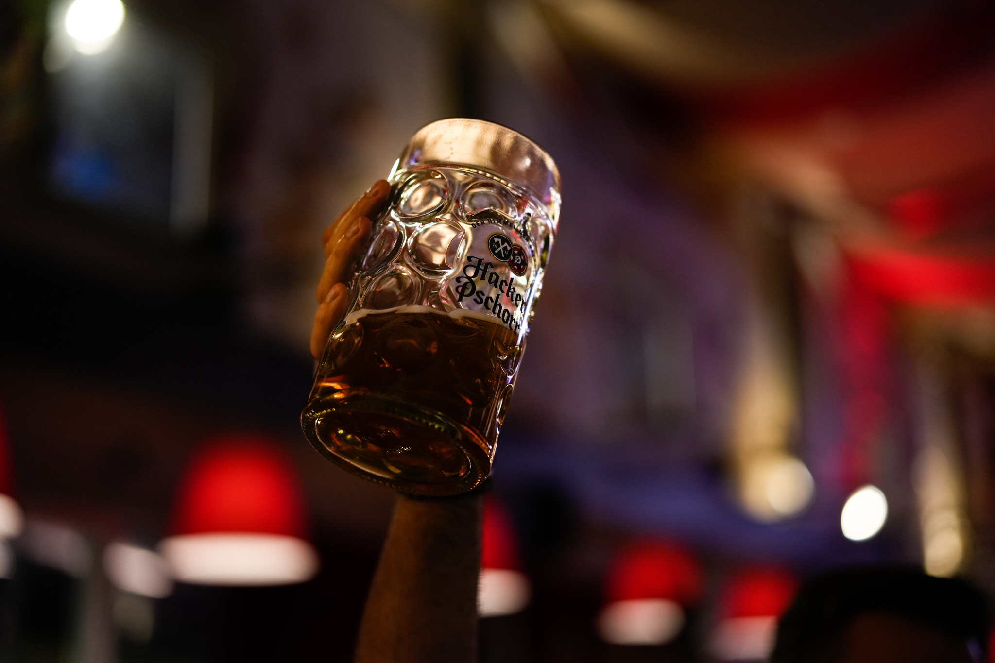 Maß Bier Hühnerbraterei Poschner auf dem Oktoberfest