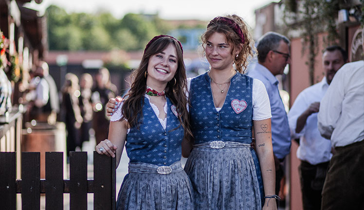 Frauen im Münchner Knödelei Festzelt auf dem Oktoberfest