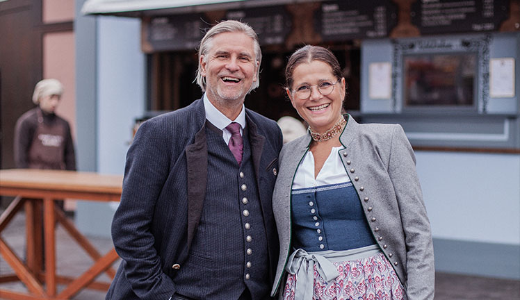 Besucher in Oktoberfest-Kleidung im Knödelei-Zelt auf dem Oktoberfest in München