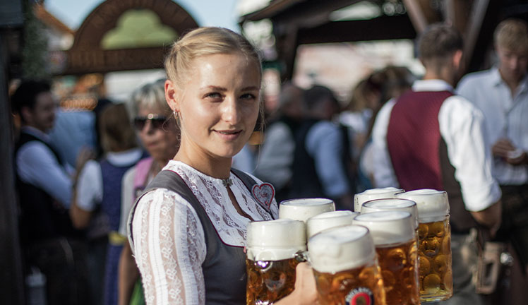 Mitarbeiter im Knödelei-Zelt auf dem Oktoberfest in München