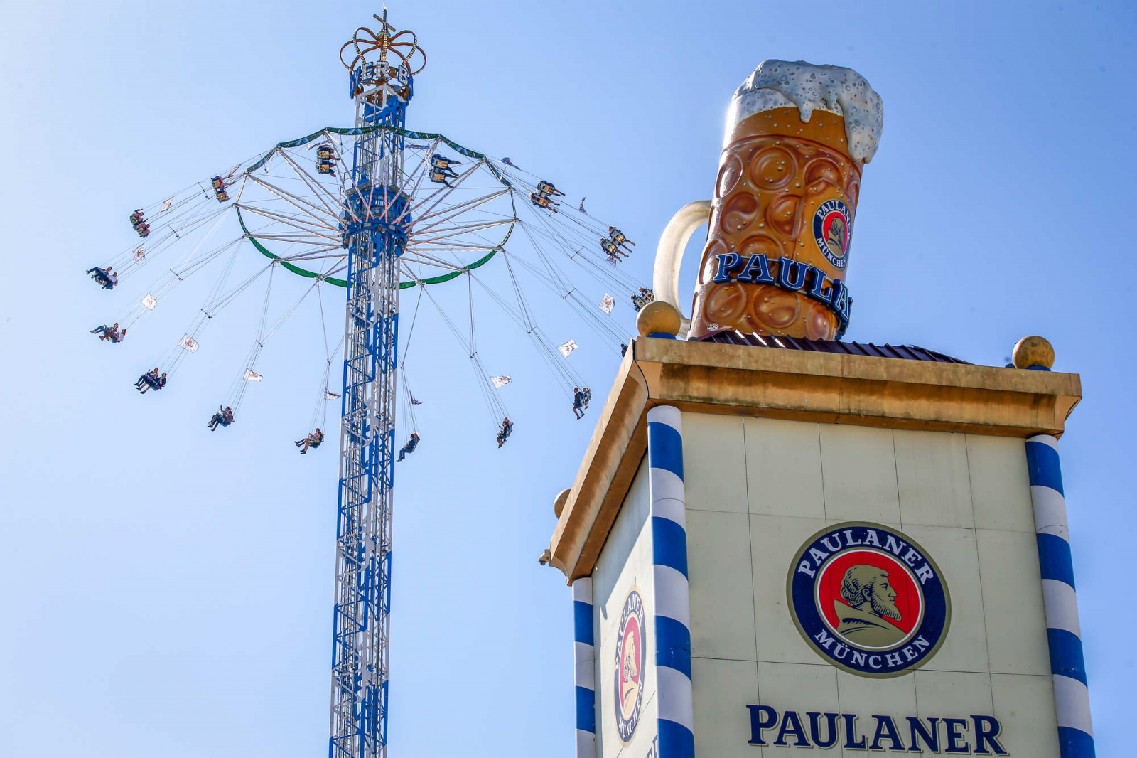 Paulaner-Bierturm und Karnevalsschaukel