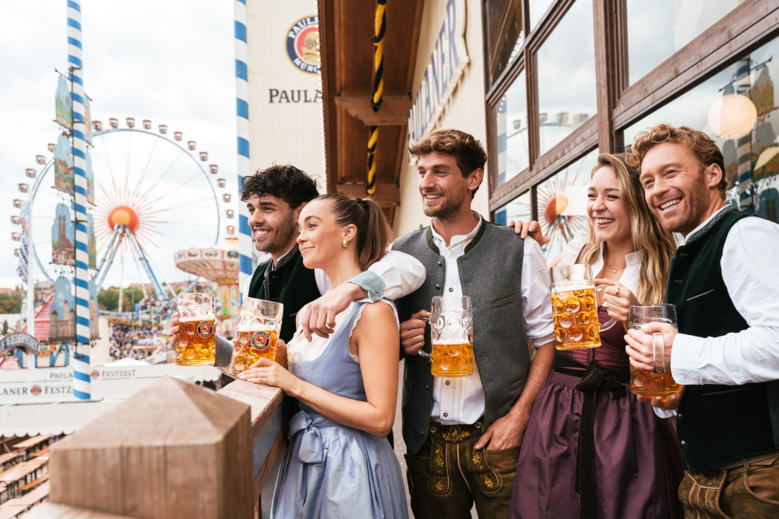 Freunde mit Bier auf dem Oktoberfest