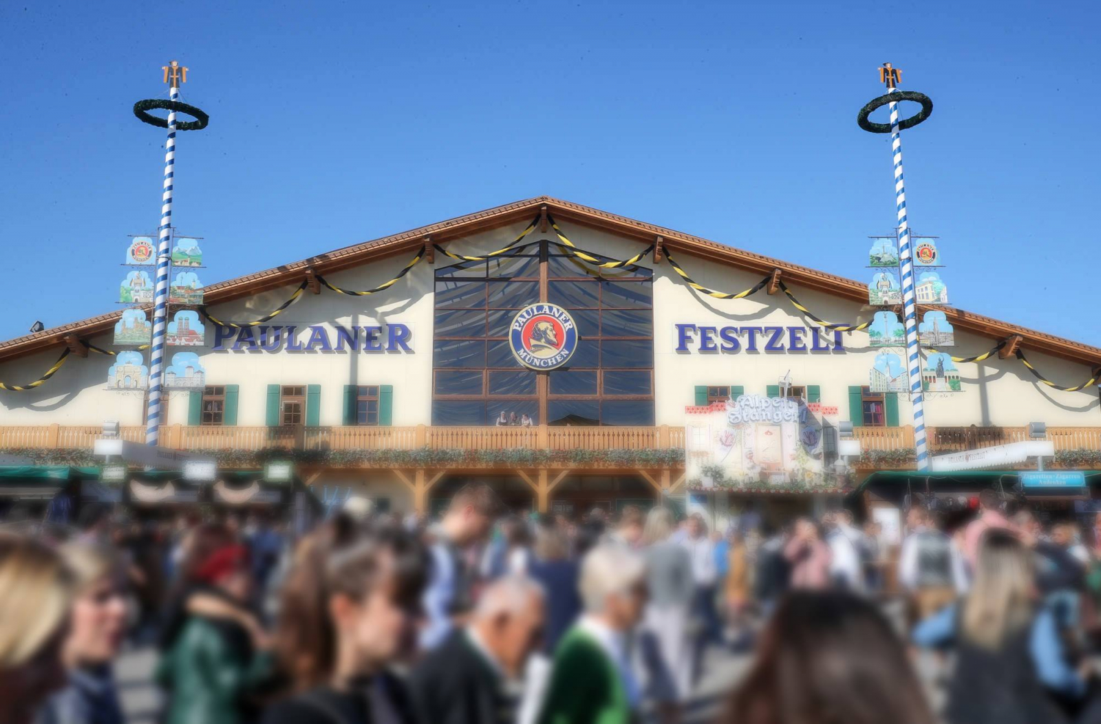 Menschen vor dem Paulaner Festzelt